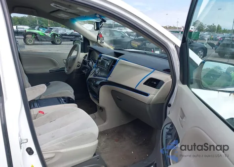 2013 Toyota Sienna Le V6 8 Passenger z USA, uszkodzony, nr VIN 5TDKK3DC3DS308565